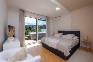 ein Schlafzimmer mit einem Bett und einem großen Fenster in der Unterkunft Luxury Apartment Nana in Bled