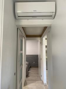 Cette chambre est dotée d'un plafond et de la climatisation. dans l'établissement Puerto Rico Savage 3, à Mogán