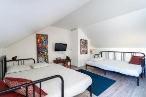 een slaapkamer met 2 bedden en een televisie bij Magical Playroom, 10 minutes de Disneyland Paris! in Chessy