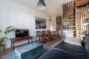 een woonkamer met een tafel en een keuken bij Magical Playroom, 10 minutes de Disneyland Paris! in Chessy