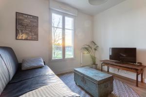 een woonkamer met een bank, een tv en een tafel bij Magical Playroom, 10 minutes de Disneyland Paris! in Chessy +12 foto's