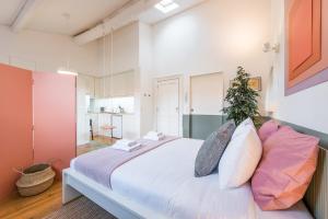 ポルトにあるGuestReady - Charming Studio in Porto!のベッドルーム(大きな白いベッド、枕付)