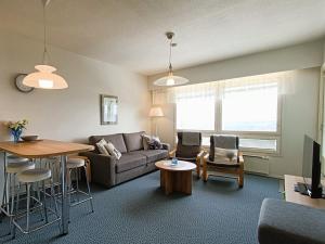 a living room with a couch and a table at Näköalahuoneisto 324 in Syöte