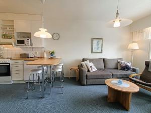 a living room with a couch and a table at Näköalahuoneisto 324 in Syöte