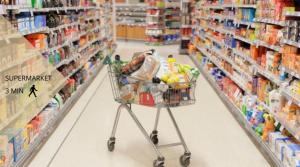 een winkelwagentje in het gangpad van een supermarkt bij Bon Marche - Charming apartment in Parijs