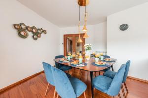 une salle à manger avec une table et des chaises bleues dans l'établissement GuestReady - Jazz Apartment, à Porto
