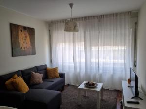 a living room with a couch and a table at GuestReady - Greatful Gaia in Vila Nova de Gaia