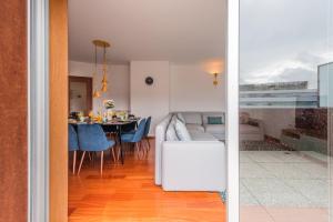 - une salle à manger et un salon avec une table à manger dans l'établissement GuestReady - Jazz Apartment, à Porto
