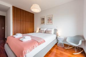 - une chambre avec un lit et une chaise dans l'établissement GuestReady - Jazz Apartment, à Porto