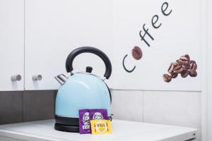 un bollitore per tè blu seduto sopra un bancone di GuestReady - Music Flats 2 a Porto