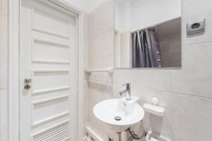bagno bianco con lavandino e specchio di GuestReady - Music Flats 2 a Porto