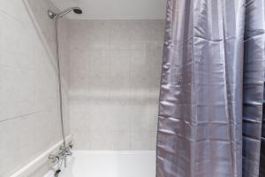 e bagno con doccia e tenda. di GuestReady - Music Flats 2 a Porto