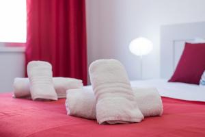 ポルトにあるGuestReady - Beautiful Plateauのホテルの客室で、床に白いタオルを用意しています。