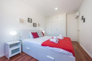 ポルトにあるGuestReady - Beautiful Plateauのベッドルーム(白いベッド1台、赤い毛布付)