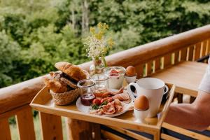 bandeja de desayuno en una mesa en el balcón en Jakob Chalets, en Perasdorf