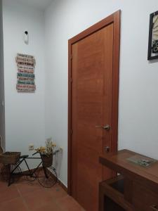 una puerta de madera en una habitación con mesa en Casa La Parra Teruel, en Villastar