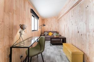 sala de estar con escritorio y sofá en GuestReady - Sunny Family Apt with Private Terrace, en Oporto
