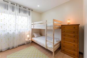 1 dormitorio con 2 literas y vestidor en GuestReady - Sunny Family Apt with Private Terrace, en Oporto