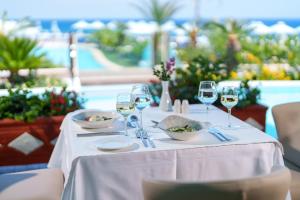 Bazén v ubytovaní Atrium Prestige Thalasso Spa Resort & Villas alebo v jeho blízkosti