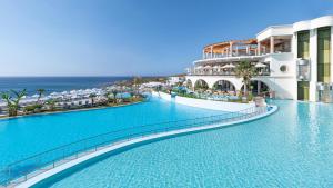 Bazén v ubytovaní Atrium Prestige Thalasso Spa Resort & Villas alebo v jeho blízkosti