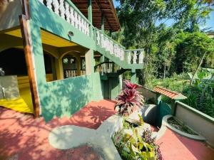ein Haus mit einer Veranda und einem Balkon in der Unterkunft Pousada e Hostel Vida no Paraiso in Angra dos Reis