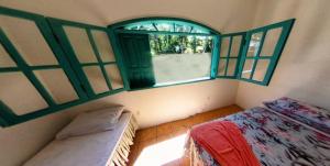 1 dormitorio con cama y ventana abierta en Pousada e Hostel Vida no Paraiso, en Angra dos Reis