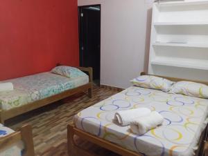 pokój z 2 łóżkami w pokoju w obiekcie Villa del Carmen e hijos w mieście San Antero