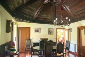 uma sala de jantar com mesa e cadeiras em Cosy Historical House in Lamego - Quinta do Cabo em Lamego