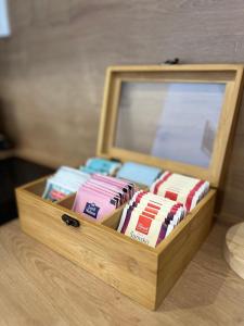 drewniane pudełko wypełnione różnymi kolorowymi kartami w obiekcie Apartman TeNeN w mieście Knin