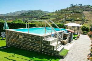 uma piscina num quintal com em Cosy Historical House in Lamego - Quinta do Cabo em Lamego