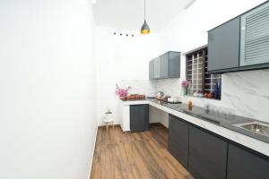 Kuchyň nebo kuchyňský kout v ubytování VILLA MANTRAA