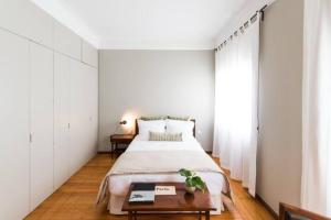 Кровать или кровати в номере GuestReady - Rivoli Apt with Balcony
