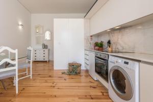 a kitchen with a washer and dryer at GuestReady - Coral Apartment in Porto