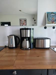 zwei Kaffeetöpfe auf einer Küchentheke in der Unterkunft SOHL FARM in Neutrebbin