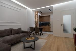 ein Wohnzimmer mit einem Sofa und einem Tisch in der Unterkunft City Luxury in Trebinje