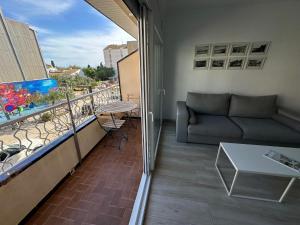 een balkon met een bank en een tafel in een gebouw bij Agi Llotja Plazza in Roses