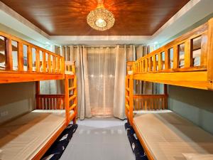 AnaoにあるFredellio Farm and Resortの二段ベッド2組と天井が備わる客室です。