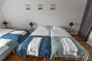 two beds sitting next to each other in a bedroom at Les gîtes du Haut Pin in Calorguen