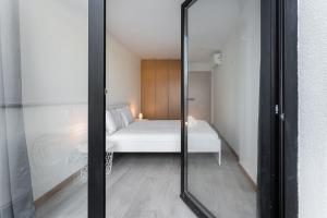 Postel nebo postele na pokoji v ubytování GuestReady - Sleek Monochromatic in Bonfim