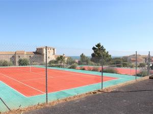 Tennis eller squash på eller i nærheten av Appartement Fleury-Saint-Pierre-la-Mer, 2 pièces, 6 personnes - FR-1-229D-626