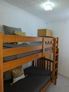 Ce dortoir comprend des lits superposés. dans l'établissement ALCANAR DEL MAR, à Les Cases d'Alcanar