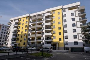 eine Apartmentanlage mit gelben und weißen Gebäuden in der Unterkunft City Luxury in Trebinje