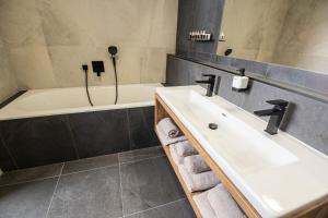 Ένα μπάνιο στο Hotel Kras