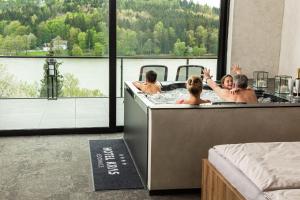 eine Gruppe von Personen in einer Badewanne mit Aussicht in der Unterkunft Hotel Kras in Jedovnice