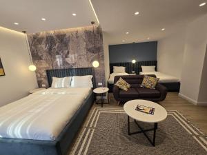 pokój hotelowy z łóżkiem i kanapą w obiekcie Perla Hotel w mieście Pogradec