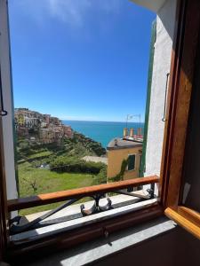 una ventana con vistas al océano en Casa Giambi en Corniglia