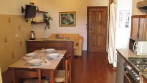 una cocina con una mesa con platos. en Casa Giambi en Corniglia