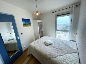 Un dormitorio pequeño con una cama y un espejo. en T2+cabine, clim, parking privé, 4 pers, Le Barcarès - FR-1-81-430, en Le Barcarès