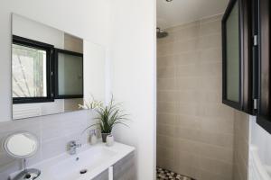 Koupelna v ubytování LA VILLA DU BAGNAS + 8 fotografií