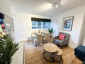 a living room with a table and a dining room at Vibrant 3BR flat near Finsbury Park in London